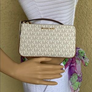 Michael Kors Jet Set Travel Lg Top Zip Wristlet